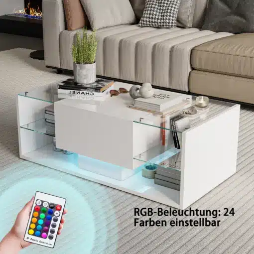 Valge diivanilaud LED valgustusega, läikiv lakk ja sahtlid, elegantses elutoas beeži diivani ees. Laual raamatud, prillid ja dekoratiivne taim. LED valgustus ja kaugjuhtimispult on esile tõstetud.