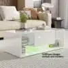 Diivanilaud LED valgustusega, läikiv lakk, sahtlid, 100x50x35 | E-pood Tootemaailm Valge diivanilaud LED valgustusega, mille läikiv lakk ja ruumikad sahtlid on paigutatud kaasaegsesse elutuppa. Laud on raamatute ja kaunistustega, taustal beež diivan ja dekoratiivsed padjad.