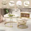 Elegantsed elutoa diivanilauad koosnevad kahest ümmargusest MDF lauast, millel on marmorist välimusega pealispinnad ja kuldsed metallist jalad. Lauad on paigutatud mugavalt kergelt tekstureeritud vaiba peale, kusjuures taustal on näha hubane elutoa keskkond.