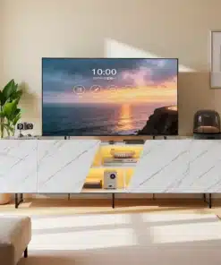 Tv-alus LED-valgustusega, valge marmoriefektiga, pikkusega 220 cm. Alusel on kaasaegne disain, marmorimustriga esipaneelid ja sisemine LED-valgustus, mis loob stiilse õhkkonna elutoas. Toode seisab valgusküllases ruumis taustal pruunid ja rohelist tooni elemendid.