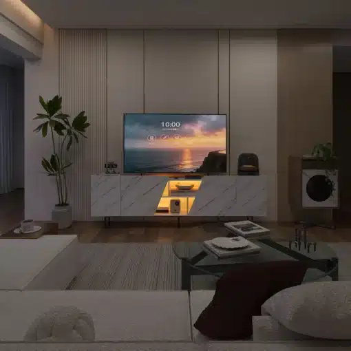 Elutoa stiilne Tv-alus, millel on LED-valgustusega valge marmoriefekt, pikkusega 220 cm. Aluse esiküljel on nähtavad õrnad marmorimustrid ning modernne ruum, kus see asetseb, täiendavad minimalistlikud sisekujundusdetailid, nagu taimed ja diivan.