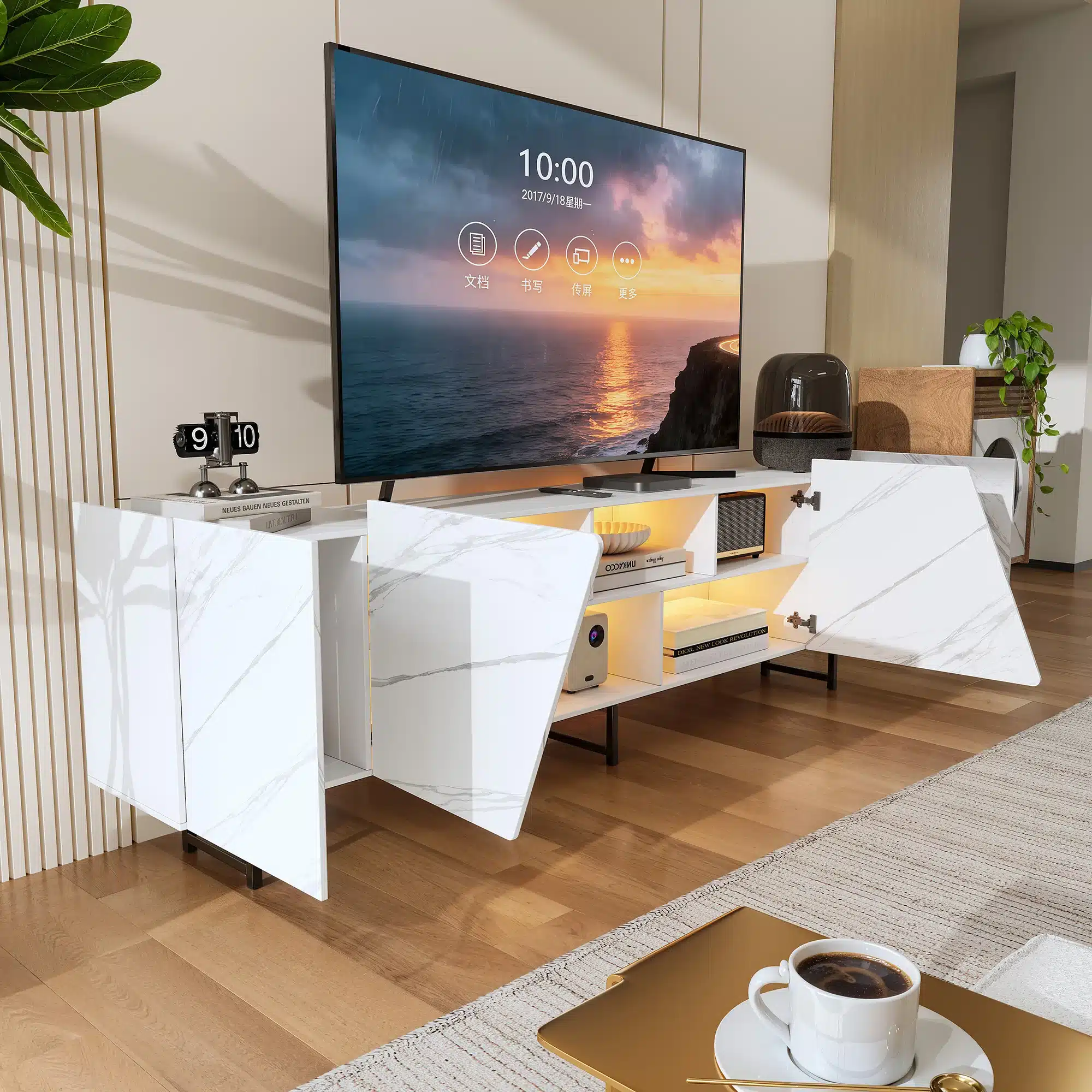 Stiilne ja kaasaegne Tv-alus LED-valgustusega valges marmoriefektis, 220 cm pikk, paigaldatud elutuppa. Alusel on avatud uste ja esemete hoidmise süsteem, hele puitpõrand ja toataimed taustal.