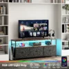 Stiilne telerialus LED valgustusega, kolme sahtliga, mõõtmetega 108x30x78 cm, elegantse ja kaasaegse disainiga, musta ja helepruuni värvikombinatsiooniga, paigutatud elutuppa, esiplaanil külmad LED-valgused ja tehnoseadmed.