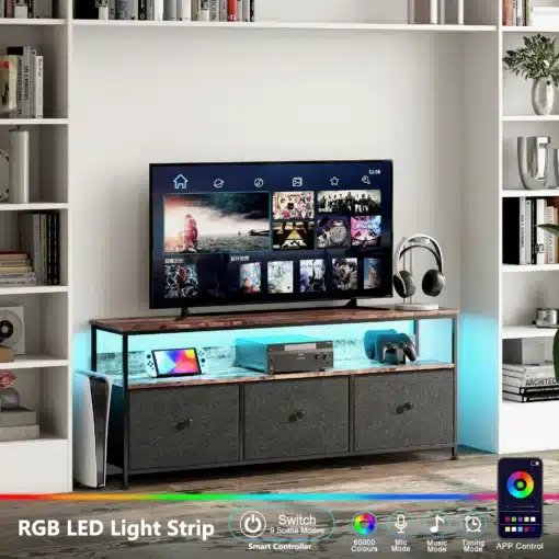 Stiilne telerialus LED valgustusega, kolme sahtliga, mõõtmetega 108x30x78 cm, elegantse ja kaasaegse disainiga, musta ja helepruuni värvikombinatsiooniga, paigutatud elutuppa, esiplaanil külmad LED-valgused ja tehnoseadmed.