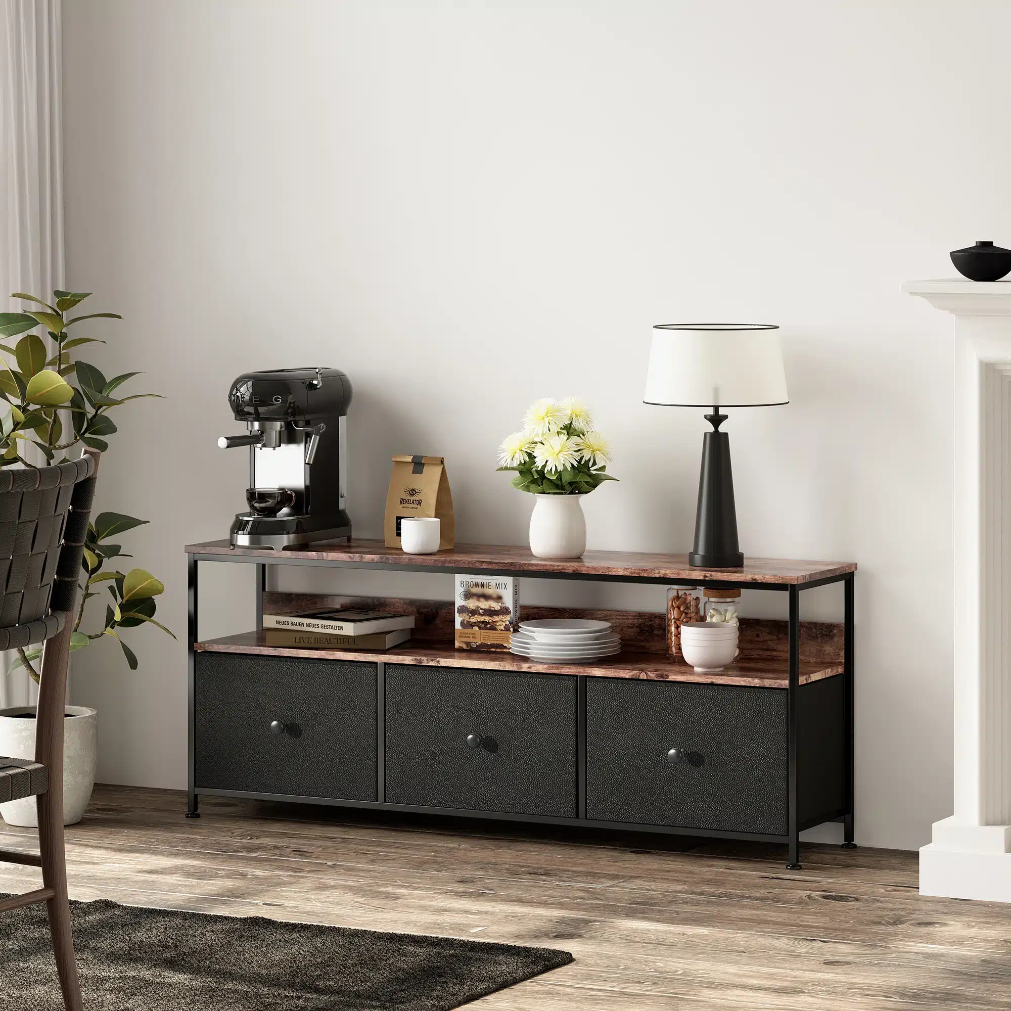 Telerialus LED valgustusega, 3 sahtlit, mõõtudega 108x30x78 cm, valmistatud tumedast puidust ja metallist. Pildil olev telerialus asub heleda elutoa nurga lähedal koos mitmete dekoratiivsete esemetega, sealhulgas kohvimasin, lamp ja lillevaas, mis lisavad ruumi hubasust.