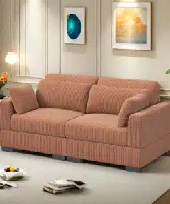 Elegantne oranž kaheistmeline diivanvoodi sügavate istmetega, mis paikneb stiilses elutoas, ümbritsetud kaasaegsete seinamaalingute ja pehme valge vaibaga.
