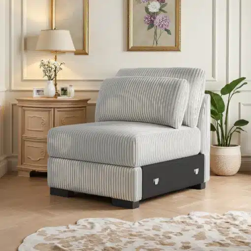 Tugitool ühe kohaga sametist, suur hall lugemistool | E-pood Tootemaailm Elegantne, hall sametist tugitool ühe kohaga elutoas, taustal stiilne klassikaline sisekujundus, puidust põrand ja dekoratiivsed elemendid.