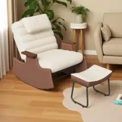 Beež pehme veluurist kiiktool reguleeritava jalatoega, paigutatud puidust põrandale, taustal toataim ja beež tugitool, elegantse ja hubase interjööri loomiseks.