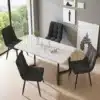 Söögitooli komplekt, mis koosneb neljast elegantsest sametkattega toolist, metalljalgadel ning asetseb valgusküllases ruumis marmorpinnaga laua ümber, vaatega aknale ja kunstiga kaunistatud seinale.