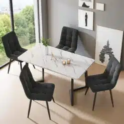 Söögitooli komplekt, mis koosneb neljast elegantsest sametkattega toolist, metalljalgadel ning asetseb valgusküllases ruumis marmorpinnaga laua ümber, vaatega aknale ja kunstiga kaunistatud seinale.
