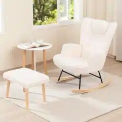 Valge magamistoas paiknev tugitool pehme veluurkattega, mille kõrval on sobiva disainiga puidust jalad ja tooli sobilik tahvel. Tugitool on mugav ja elegantne, sobides suurepäraselt rahuliku atmosfääri loomiseks valgusküllases ruumis.