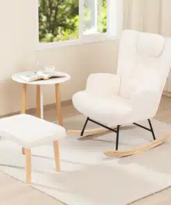 Valge magamistoas paiknev tugitool pehme veluurkattega, mille kõrval on sobiva disainiga puidust jalad ja tooli sobilik tahvel. Tugitool on mugav ja elegantne, sobides suurepäraselt rahuliku atmosfääri loomiseks valgusküllases ruumis.