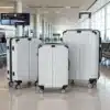 Kolm erinevas suuruses valget ABS materjalist reisikohvrit lennujaama terminalis, millel on 360° pöörlevad rattad ja lukustatav funktsioon.