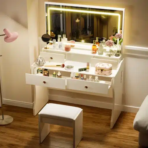 Tualettlaud LED valgustusega ja viie sahtliga | E-pood Tootemaailm Elegantne valge tualettlaud LED valgustusega ja viie suure mahuka sahtliga, peegel erinevate kosmeetikatoodetega, puidust põrand ja valgusküllane taust.