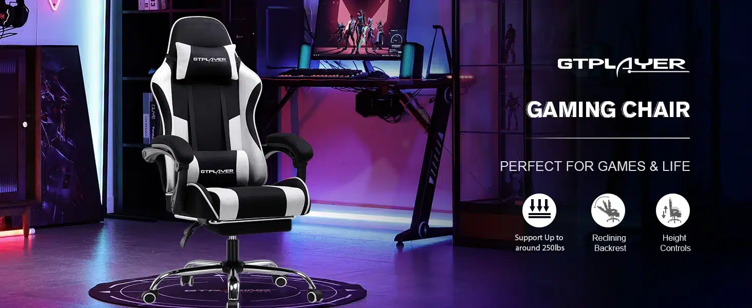Kontoritool kangast ergonoomiline jalgtoega mänguritool musta ja valge värviga, asub moodsas tumevalgustatud mänguruumis. Tooli taustal on näha gaming-seadmed ja valgusribad, andes ruumile kaasaegse atmosfääri.