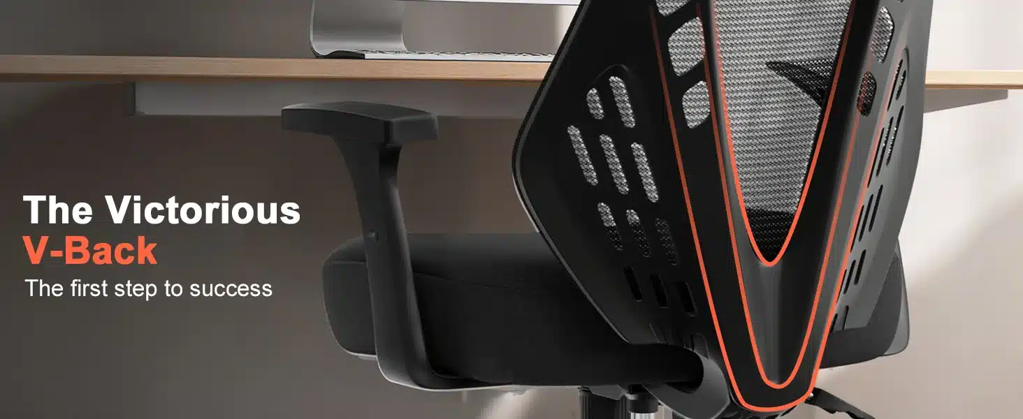 Must ergonoomiline kontoritool võrkkattega ja reguleeritavate käetugedega, asub kontorilaua kõrval hele taustal.