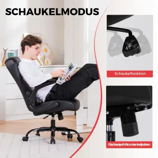 Mänguritool ergonoomiline kiikuvate käetugedega must | E-pood Tootemaailm Inimene istub mustal mänguritoolil, millel on ergonoomiline disain ja kiikuvad käetoed. Tool asub avaras heledas ruumis, valge puitpõrandaga, taustal on nähtav kaasaegne mööbel ja dekoratsioonid.