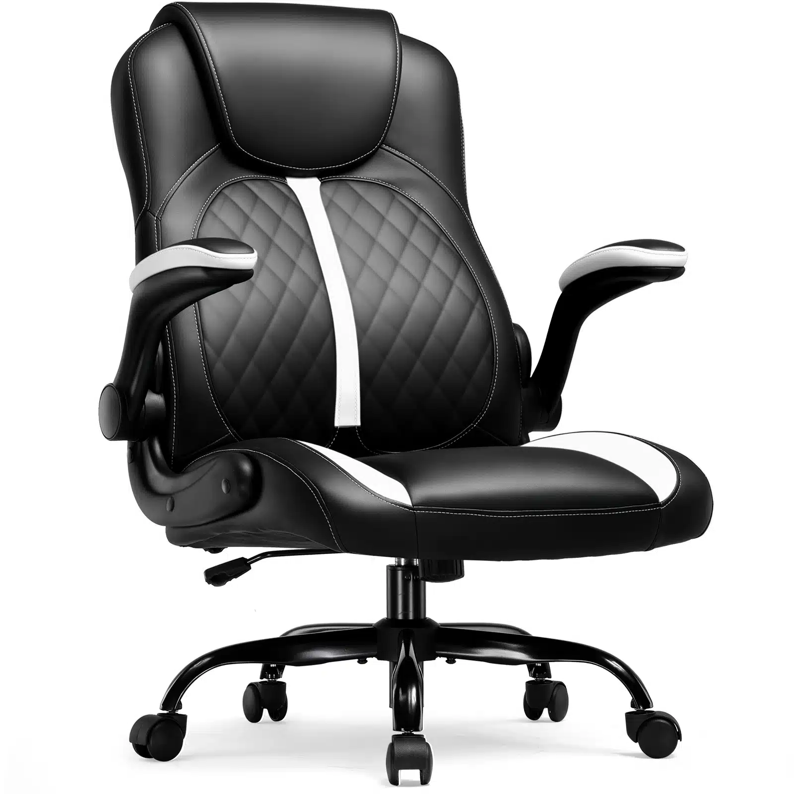 Must mänguritool ergonoomiline disain, kiikuvate käetugedega, mugav musta ja valge kombineeritud nahakattega, ratastega jalgadel ja elegantse tepitud mustriga seljatoes heledal taustal.