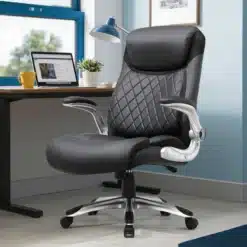 Must ergonoomiline kontoritool kõrge seljatoega ja elegantse nahkse kattega, mis paikneb avaras ja valgusküllases kaasaegses kontoriruumis, metallist jalgadega. Taustal on arvutilaud, millel on sülearvuti ja toataim.