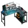 Arvutilaud L-kujuline riiuliga 100 cm kodukontorisse | E-pood Tootemaailm Must Arvutilaud L-kujuline riiuliga 100 cm kodukontorisse, varustatud mitme monitoriga, klaviatuuri, mängukonsooli ja tarvikutega; ideaalne modernseks töö- või mängualaks.