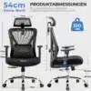 Kontoritool ergonoomiline 3D peatugi ja nimmetugi must | E-pood Tootemaailm Ergonoomiline must kontoritool 3D peatoe ja nimmetoega, millel on ratastel alus ning reguleeritavad käetoed. Tooli mõõtmed on esiletõstetud valgel taustal.