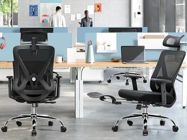 Kaasaegne avatud planeeringuga kontor, kus iga laua taga on ergonoomiline must kontoritool 3D peatoe ja nimmetoega. Toolid on valmistatud vastupidavast materjalist ja sobivad ideaalselt kaasaegsesse kontorikeskkonda.