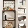 Köögiriiul mikrolaineahjule 4 tasapinda ja 8 konksu | E-pood Tootemaailm Köögiriiul mikrolaineahjule musta metallraamiga, puidu imitatsiooniga tasapinnad ja kaheksa konksu, mis hoiavad tassi ning dekoratiivseid tarvikuid. Riiulil on rohelised taimed ja karudekleepunud korv allosas. Seinaga kinnitatud ja põrandal seisva konstruktsiooniga.
