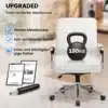 Mugav kontoritool ergonoomiline käetugedega pöörlev | E-pood Tootemaailm Mugav kontoritool ergonoomiline käetugedega pöörlev, valge polstriga ja tugeva metallist põhjal, millele on asetatud 150 kg kaal. SGS sertifikaadiga gaasitõste mehhanism ja vastupidavad rattad. Tool asub puhta puidust põrandaga toas.