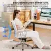 Mugav kontoritool ergonoomiline käetugedega pöörlev | E-pood Tootemaailm Naine istub mugaval, ergonoomilisel ja käetugedega pöörleval kontoritoolil, mis on valget värvi. Töölaud koos arvutiga on taustal sooja tooniga toas.