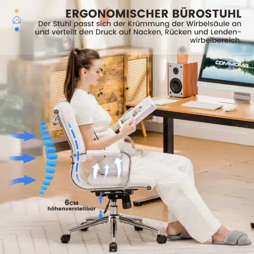 Mugav kontoritool ergonoomiline käetugedega pöörlev | E-pood Tootemaailm Naine istub mugaval, ergonoomilisel ja käetugedega pöörleval kontoritoolil, mis on valget värvi. Töölaud koos arvutiga on taustal sooja tooniga toas.