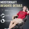 Mänguritool jalatoega, ergonoomiline ja reguleeritav, musta värvi, millel istub lõõgastunud mees punases särgis ja hallides pükstes. Toolil on peatoega ja reguleeritav seljatugi, samuti integreeritud jalatugi. Taust on lihtne ja neutraalne, rõhutades tooli disaini ja mugavust.