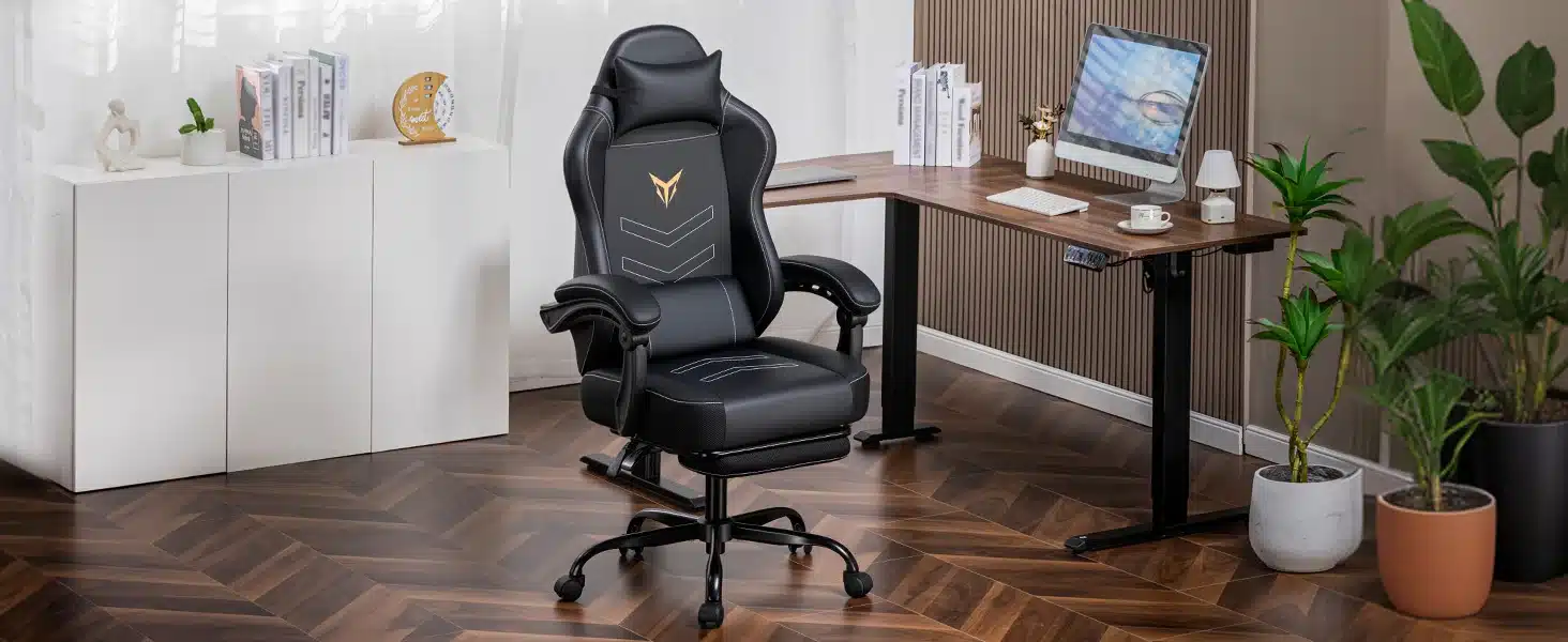 Elegantne must mänguritool jalatoega, ergonoomiline ja reguleeritav, asetatud kaasaegsesse kodukontorisse, milles on luksuslikud puitpõrandad ja stiliseeritud sisustus.