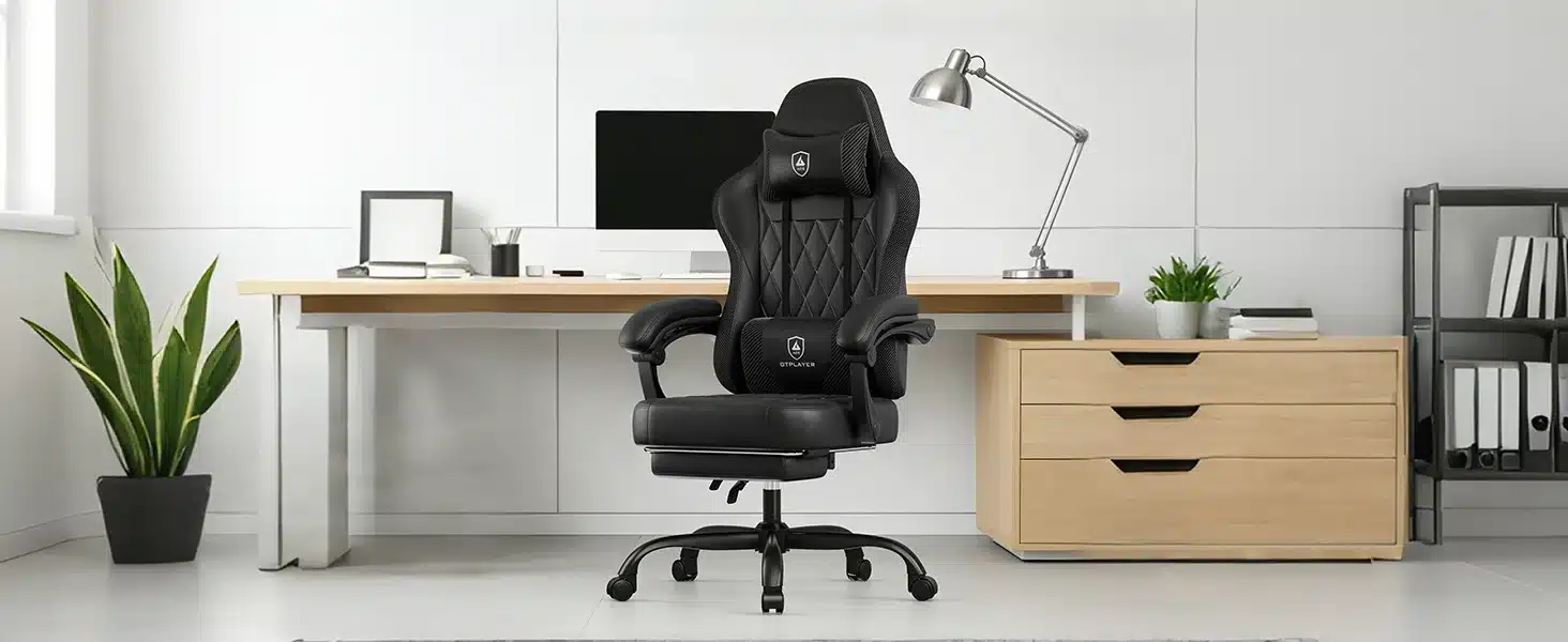 Mänguritool LED valgustusega ergonoomiline seljatoega, musta värvi, nahkkattega tool, asetseb kaasaegses valgustatud kontoris puitlaua ees, millel on arvuti ja lamp, taustal taimed ja riiulid.