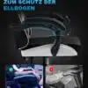 Arvutitool jalatoe ja reguleeritava nimmetoega | E-pood Tootemaailm Arvutitool jalatoe ja reguleeritava nimmetoega külgvaates, rõhuga ergonoomiliste käetugedele. Must tool on musta ja valge seljatoega, istudes modernsel metallalusel musta tausta ees.
