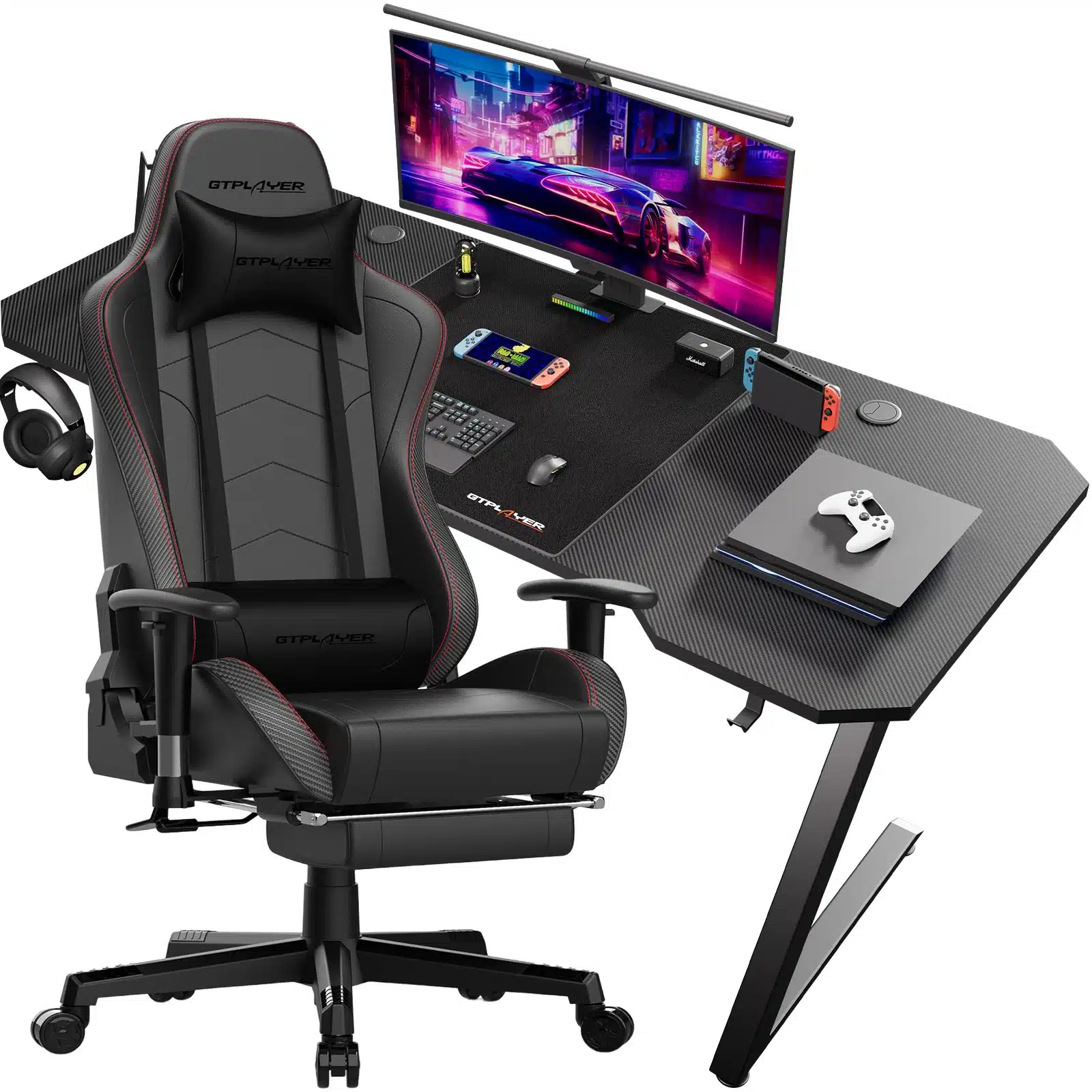 Modernne ergonoomilise disainiga arvutilaud ja tool komplektina, musta süsinikkiudmustri ja punaste aktsentidega. Laual on monitor, juhtmevaba kontroller ja mängukonsool, taustal heledad valgused.