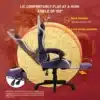 Ergonoomiline arvutitool koos bluetooth kõlaritega ja jalatoega, mis on reguleeritav 90-150 kraadi ja millel on lukustatav asend. Tool on lilla ja must, iste on polsterdatud, metallist ja plastist osad tagavad tugeva toe. Taustal on dekoratiivne kuldne ja punane muster, mis väljendab elegantsi ja mugavust.