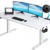 Kirjutuslaud reguleeritava kõrgusega ja USB-pesaga | E-pood Tootemaailm Valge reguleeritava kõrgusega kirjutuslaud USB-pesaga, millel on kaks monitori ja sülearvuti. Laud on kaasaegse väljanägemisega ning sellel on ruumi klaviatuuri ja hiire jaoks. Paremale küljele on kinnitatud kõrvaklapid.