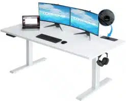Valge reguleeritava kõrgusega kirjutuslaud USB-pesaga, millel on kaks monitori ja sülearvuti. Laud on kaasaegse väljanägemisega ning sellel on ruumi klaviatuuri ja hiire jaoks. Paremale küljele on kinnitatud kõrvaklapid.