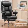Vastupidav arvutitool ergonoomiline, reguleeritav jalatugi | E-pood Tootemaailm Elegantne must vastupidav arvutitool ergonoomiline, reguleeritav jalatugi kontorilaua kõrval heledas toas. Toolil on luksuslik disain siledast nahast materjaliga ja muster seljatoel.