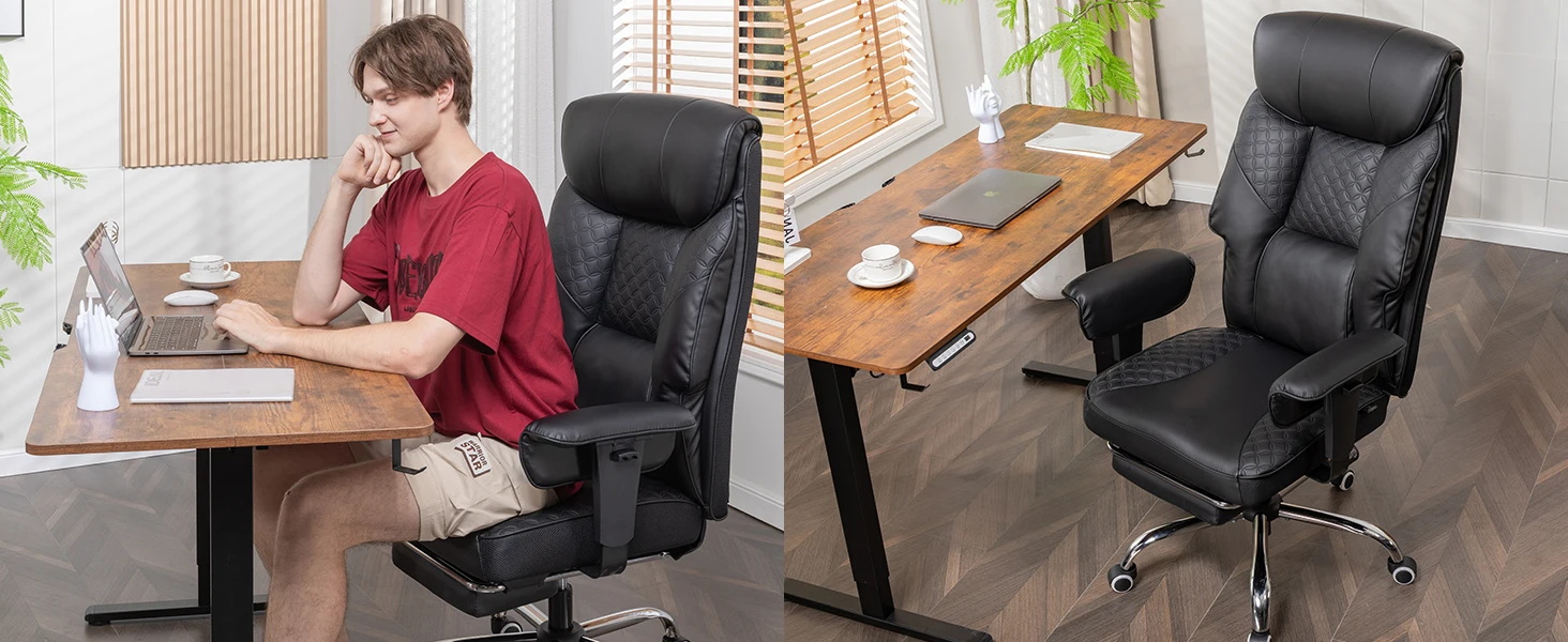 Must vastupidav arvutitool ergonoomiline, reguleeritav jalatugi, asetatud kaasaegses kontoris puidust laua ees. Toolil istub inimene, kes töötab sülearvutiga. Taustal on aknad ja taimed, mis loovad hubase atmosfääri.