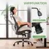 Kontoritool ergonoomiline võrkpehmendus reguleeritava peatoega | E-pood Tootemaailm Naine istub päikeselises ruumis kontoritoolil, millel on ergonoomiline võrkpehmendus ja reguleeritav peatoe funktsioon. Tool on must ja kontrastib heleda, avara taustaga. Külgvaade näitab kallutusfunktsiooni juhtimishoova asukohta ja mehhanismi detaile.