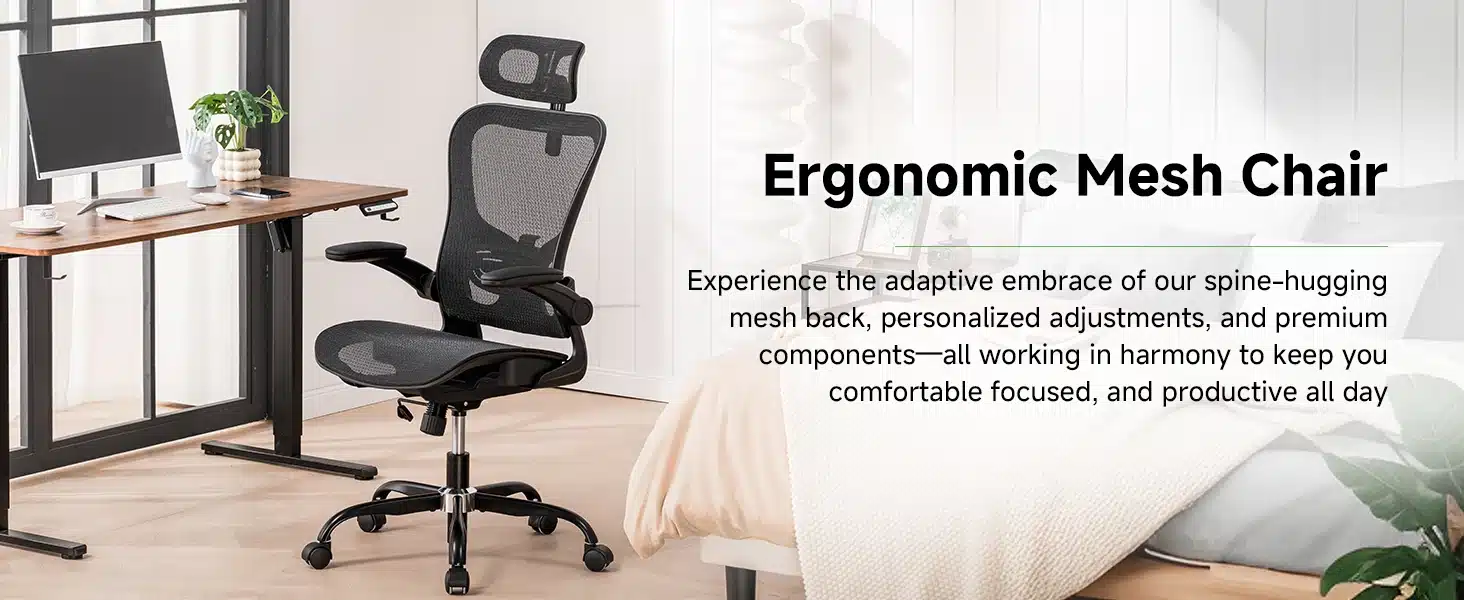 Must ergonoomiline kontoritool võrkpehmenduse ja reguleeritava peatoega moderne kontoriruumis. Tool asub heledas toas, mille taustal on kirjutuslaud ja suur aken.