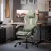 Ergonoomiline arvutitool hingav kangas reguleeritav | E-pood Tootemaailm Ergonoomiline arvutitool hingav kangas reguleeritav, rohelise ja valge värvikombinatsiooniga, mugavalt paigutatud kaasaegsesse kontoriruumi, taustal arvutilaud ja riiul.