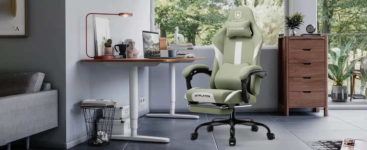 Ergonoomiline arvutitool hingav kangas reguleeritav rohelist värvi kaasaegses kontoris. Toolil on kõrge seljatugi ja pehme polster, mis pakuvad mugavust ja toetust tööpäevaks.
