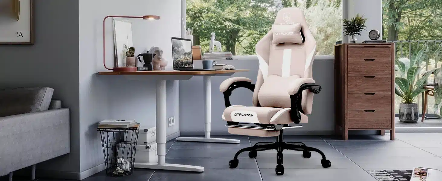 Ergonoomiline arvutitool hingav kangas reguleeritav kodukontori keskkonnas, ümbritsetud modernse töölaudade ja rohelise taustaga läbi akna.