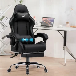 Soodne ergonoomiline kontoritool massaažiga kuni 150 kg, musta värvi nahast tool ratastel, stiilses kaasaegses kontoriruumis valgel taustal.