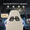 Moodne arvutitool jalatoega ja kõlaritega, vaatest seljatoele. Tool on kreemikas värvitoonis, integreeritud sinised kõlarid ning taustaks futuristlik kujutis universumist koos Bluetooth 5.1 sümbolitega.