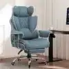 Kontoritool ergonoomiline lai seljatugi taskuvedrudega | E-pood Tootemaailm Stiilne sinine kontoritool ergonoomilise laia seljatoega ja taskuvedrudega, sobib ideaalselt kaasaegsesse kontorisse, mille taustaks on päikeseline tuba ja arvuti laud.