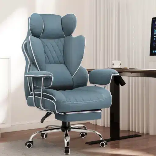 Kontoritool ergonoomiline lai seljatugi taskuvedrudega | E-pood Tootemaailm Stiilne sinine kontoritool ergonoomilise laia seljatoega ja taskuvedrudega, sobib ideaalselt kaasaegsesse kontorisse, mille taustaks on päikeseline tuba ja arvuti laud.