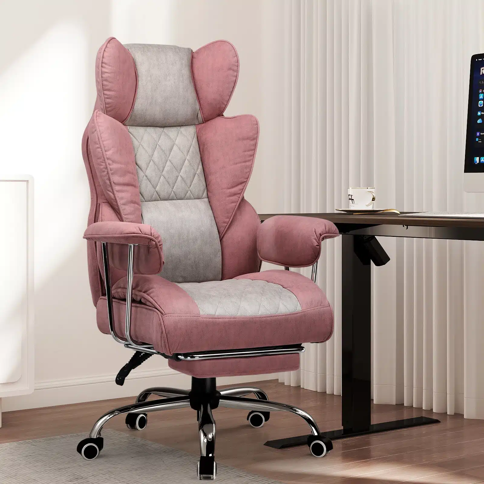Roosa ja halli värviga kontoritool ergonoomilise laia seljatoega, mille sisse on paigutatud mugavust tagavad taskuvedrud, asetatud kaasaegsesse kontoriruumi.